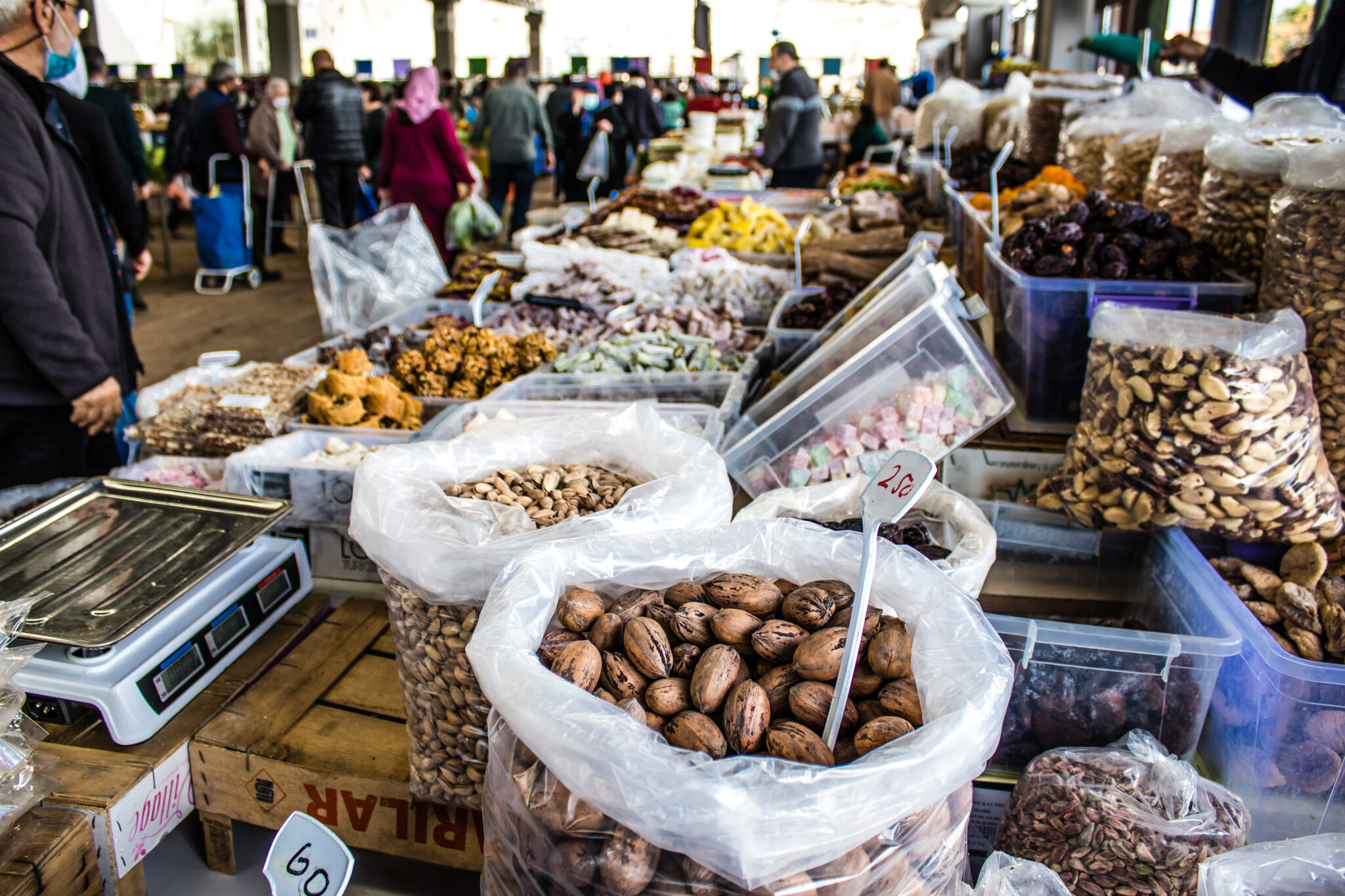 Feira municipal com produtores, comerciantes e visitantes